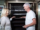 Klaudia Tanner besucht Badener Bäckerei Deiser. (Bild öffnet sich in einem neuen Fenster)