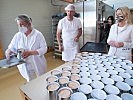 Klaudia Tanner besucht Badener Bäckerei Deiser. (Bild öffnet sich in einem neuen Fenster)