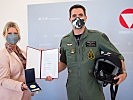 Klaudia Tanner gratuliert Major Alexander Miksitz. (Bild öffnet sich in einem neuen Fenster)