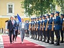 Klaudia Tanner mit ihrem Amtskollegen in Bosnien und Herzegowina. (Bild öffnet sich in einem neuen Fenster)