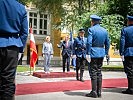 Klaudia Tanner mit ihrem Amtskollegen in Bosnien und Herzegowina. (Bild öffnet sich in einem neuen Fenster)