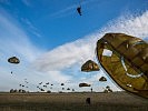 "60 Jahre Militärfallschirmspringen". (Bild öffnet sich in einem neuen Fenster)