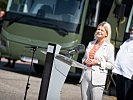 Klaudia Tanner übergab neue Reisebusse. (Bild öffnet sich in einem neuen Fenster)