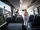 Klaudia Tanner übergab neue Reisebusse. (Bild öffnet sich in einem neuen Fenster)