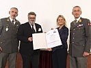 Ministerin Klaudia Tanner bei der Deutschmeister-Gala 2021 in Wien. (Bild öffnet sich in einem neuen Fenster)