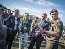 Die Minister Tanner und Panagiotopoulos an der Staatsgrenze. (Bild öffnet sich in einem neuen Fenster)