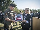 Ministerin Klaudia Tanner an der Staatsgrenze. (Bild öffnet sich in einem neuen Fenster)