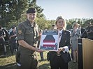 Ministerin Klaudia Tanner an der Staatsgrenze. (Bild öffnet sich in einem neuen Fenster)