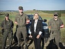 Ministerin Klaudia Tanner an der Staatsgrenze. (Bild öffnet sich in einem neuen Fenster)