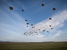 "60 Jahre Militärfallschirmspringen". (Bild öffnet sich in einem neuen Fenster)