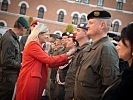 Ministerin Tanner verleiht Covid-19-Erinnerungsmedaillen. (Bild öffnet sich in einem neuen Fenster)