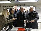 Bundeskanzler Schallenberg und Ministerin Tanner mit den Einsatzkräften. (Bild öffnet sich in einem neuen Fenster)