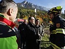 Bundeskanzler Schallenberg und Ministerin Tanner mit den Einsatzkräften. (Bild öffnet sich in einem neuen Fenster)