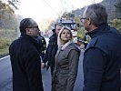 Bundeskanzler Schallenberg und Ministerin Tanner mit den Einsatzkräften. (Bild öffnet sich in einem neuen Fenster)