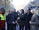 Bundeskanzler Schallenberg und Ministerin Tanner mit den Einsatzkräften. (Bild öffnet sich in einem neuen Fenster)