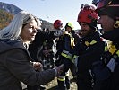 Bundeskanzler Schallenberg und Ministerin Tanner mit den Einsatzkräften. (Bild öffnet sich in einem neuen Fenster)