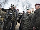 Klaudia Tanner besucht NATO-Übung in Allentsteig. (Bild öffnet sich in einem neuen Fenster)