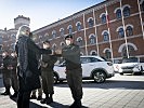 Verteidigungsministerin Tanner übergibt Wasserstoffautos. (Bild öffnet sich in einem neuen Fenster)