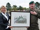 Klaudia Tanner und Generalleutnant Franz Reißner mit Abschiedsgeschenk. (Bild öffnet sich in einem neuen Fenster)