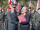 Klaudia Tanner mit General Rudolf Striedinger. (Bild öffnet sich in einem neuen Fenster)