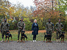 Klaudia Tanner beim Militärhundezentrum. (Bild öffnet sich in einem neuen Fenster)