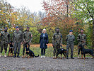 Klaudia Tanner beim Militärhundezentrum. (Bild öffnet sich in einem neuen Fenster)