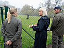 Klaudia Tanner beim Militärhundezentrum. (Bild öffnet sich in einem neuen Fenster)