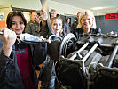 Klaudia Tanner mit Schülerinnen der Bundesfachschule für Flugtechnik. (Bild öffnet sich in einem neuen Fenster)