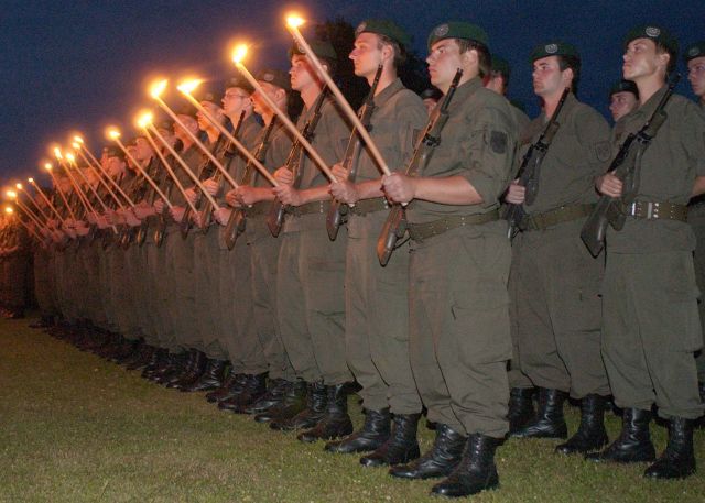 Bildname: ange_ratschend07_14.jpg, momentane Bildgröße: 640x457 px Bildgröße auf die Monitorauflösung (640x480 px) optimiert