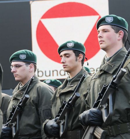 Bildname: angelobung_2568.jpg, momentane Bildgröße: 447x480 px Bildgröße auf die Monitorauflösung (640x480 px) optimiert