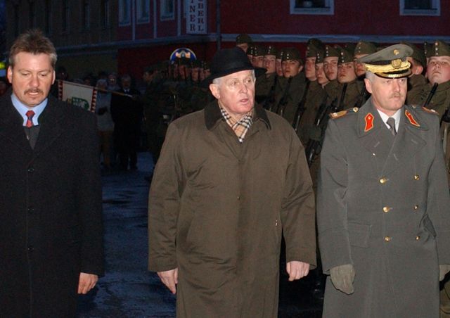 Bildname: angelobung_unzmarkt038.jpg, momentane Bildgröße: 640x452 px Bildgröße auf die Monitorauflösung (640x480 px) optimiert