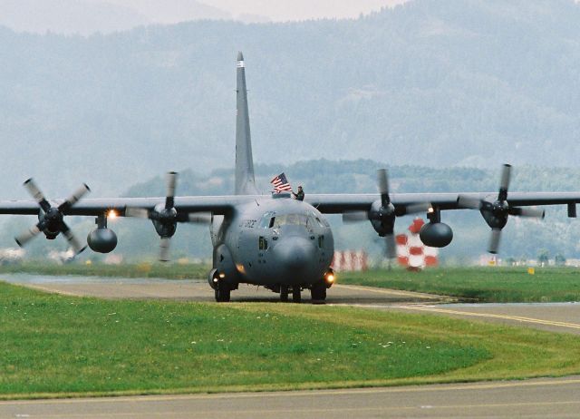 Bildname: bild_04_hercules-c-130.jpg, momentane Bildgröße: 640x462 px Bildgröße auf die Monitorauflösung (640x480 px) optimiert