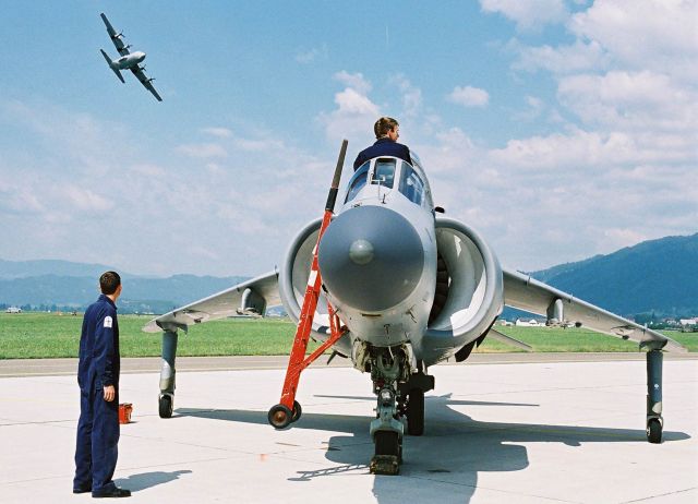 Bildname: bild_06_sea-harrier_hercule.jpg, momentane Bildgröße: 640x462 px Bildgröße auf die Monitorauflösung (640x480 px) optimiert