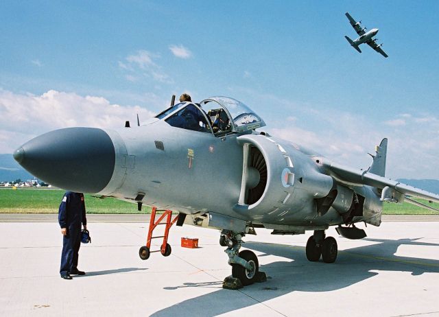 Bildname: bild_07_sea-harrier_hercule.jpg, momentane Bildgröße: 640x462 px Bildgröße auf die Monitorauflösung (640x480 px) optimiert
