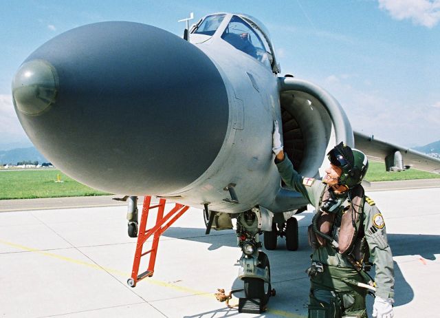 Bildname: bild_11_sea-harrier_pilot.jpg, momentane Bildgröße: 640x462 px Bildgröße auf die Monitorauflösung (640x480 px) optimiert