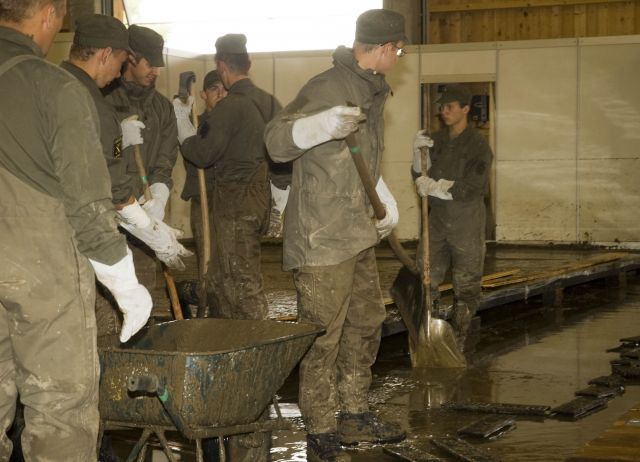 Bildname: bundesheer_wurm_006.jpg, momentane Bildgröße: 640x462 px Bildgröße auf die Monitorauflösung (640x480 px) optimiert