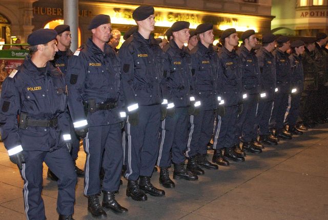 Bildname: flaggenparade07_035_i.jpg, momentane Bildgröße: 640x430 px Bildgröße auf die Monitorauflösung (640x480 px) optimiert