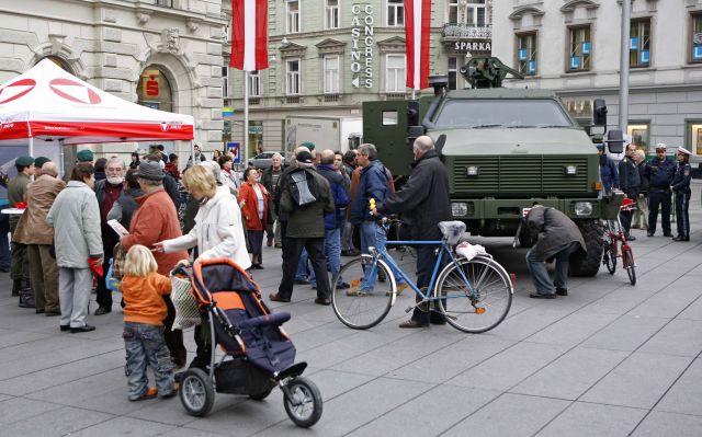 Bildname: flaggenparade2009_mg_1598.jpg, momentane Bildgröße: 640x399 px Bildgröße auf die Monitorauflösung (640x480 px) optimiert