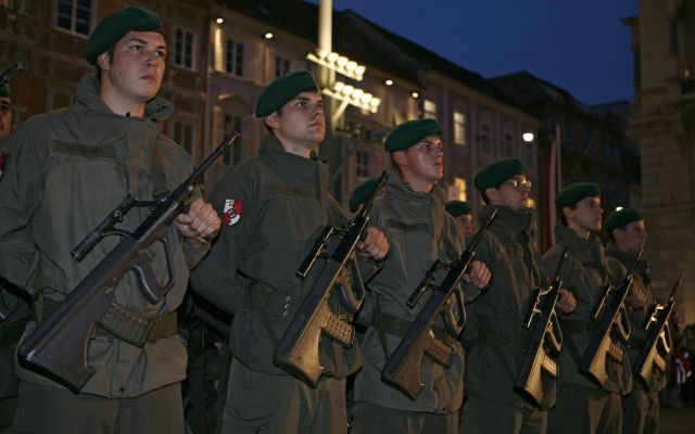 Bildname: flaggenparade2009_mg_1645.jpg, momentane Bildgröße: 640x400 px Bildgröße auf die Monitorauflösung (640x480 px) optimiert