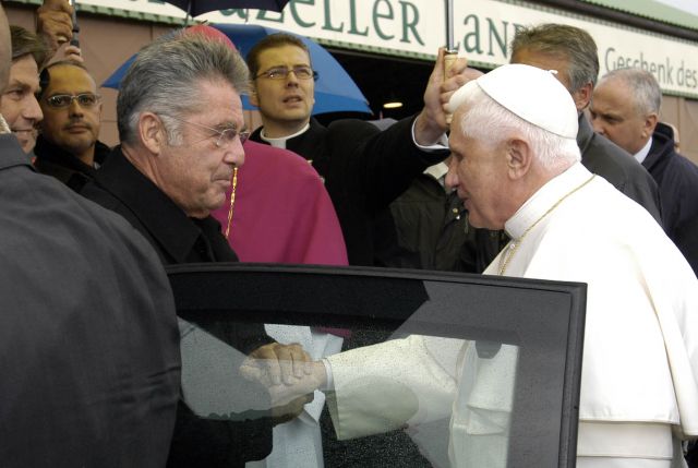 Bildname: papstbesuch07_11.jpg, momentane Bildgröße: 640x429 px Bildgröße auf die Monitorauflösung (640x480 px) optimiert