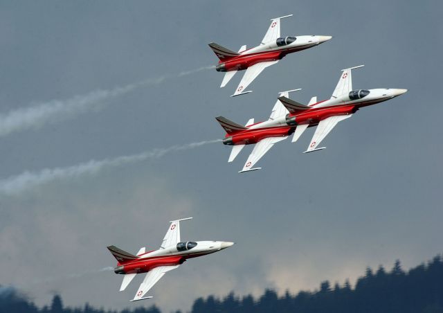 Bildname: patrouille_de_suisse_01.jpg, momentane Bildgröße: 640x452 px Bildgröße auf die Monitorauflösung (640x480 px) optimiert