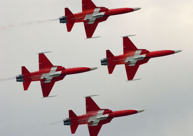 Bildname: patrouille_de_suisse_02.jpg, momentane Bildgröße: 640x452 px Bildgröße auf die Monitorauflösung (640x480 px) optimiert