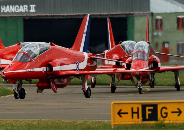 Bildname: red-arrows-02.jpg, momentane Bildgröße: 640x452 px Bildgröße auf die Monitorauflösung (640x480 px) optimiert