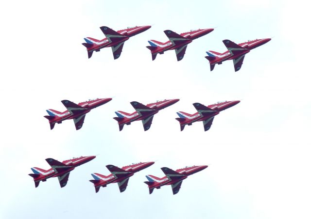Bildname: red_arrows02.jpg, momentane Bildgröße: 640x452 px Bildgröße auf die Monitorauflösung (640x480 px) optimiert