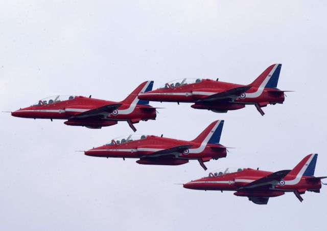 Bildname: red_arrows.jpg, momentane Bildgröße: 640x452 px Bildgröße auf die Monitorauflösung (640x480 px) optimiert