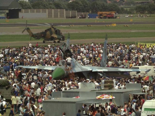 Bildname: su-27-publikum.jpg, momentane Bildgröße: 640x480 px Bildgröße auf die Monitorauflösung (640x480 px) optimiert