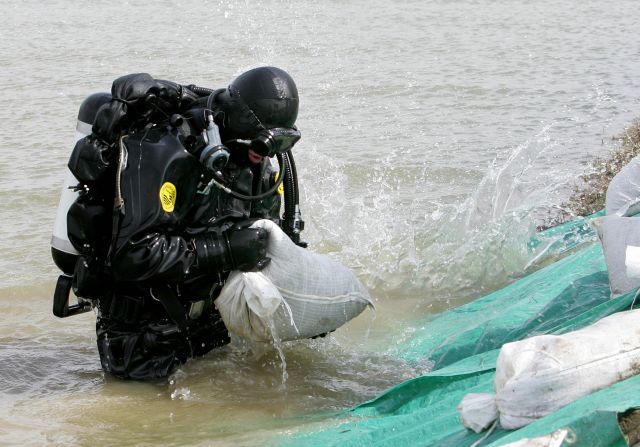 Bildname: taucher_004.jpg, momentane Bildgröße: 640x447 px Bildgröße auf die Monitorauflösung (640x480 px) optimiert