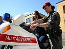 Auch das Motorrad der Militärstreife konnte begutachtet werden. (Bild öffnet sich in einem neuen Fenster)