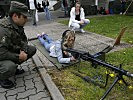 ...oder mit dem Maschinengewehr: Alles konnte ausprobiert werden. (Bild öffnet sich in einem neuen Fenster)