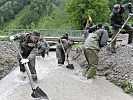 Im Mai schützen Soldaten die Bevölkerung vor Hochwasserschäden. (Bild öffnet sich in einem neuen Fenster)